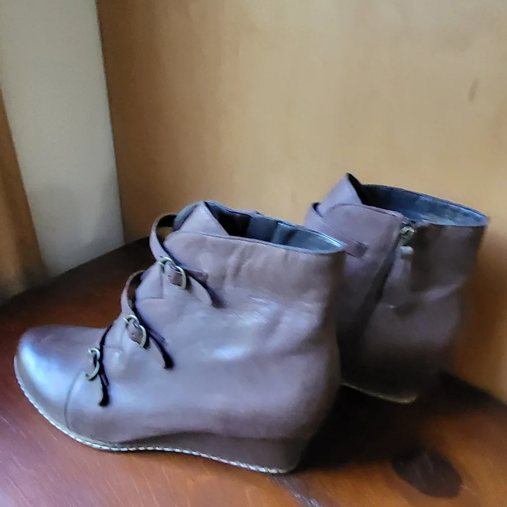 NEW Franco Sarto Leather Wedge Boots Size 9